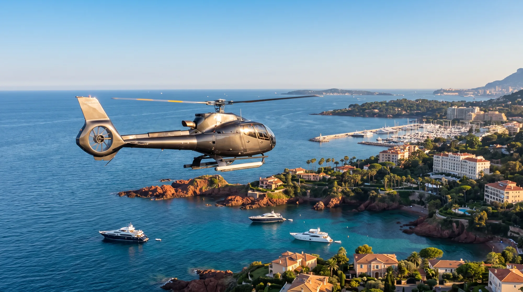 Hélicoptère de luxe au-dessus de Cannes